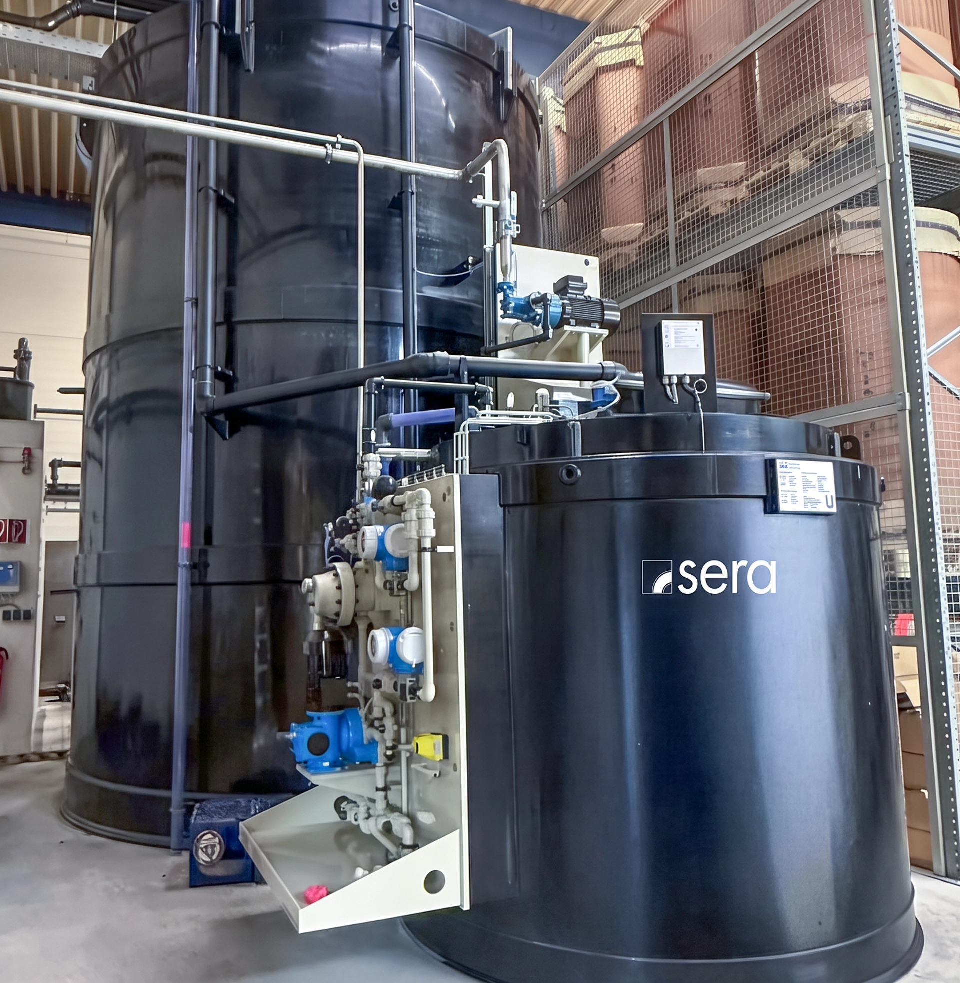 Zentrale Natronlaugeversorgung der Kulmbacher Brauerei mit Lagertank, Tagesvorratsbehälter und Dosiertechnik