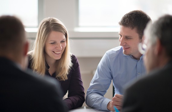 Meeting bei sera fröhliche Kollegen