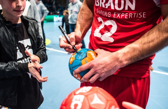 Spieler MT Melsungen unterschreibt Handball