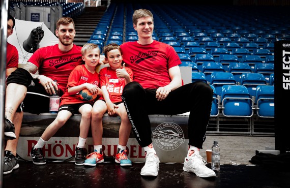sera Handballtag MT Melsungen Spieler mit teilnehmenden Kindern