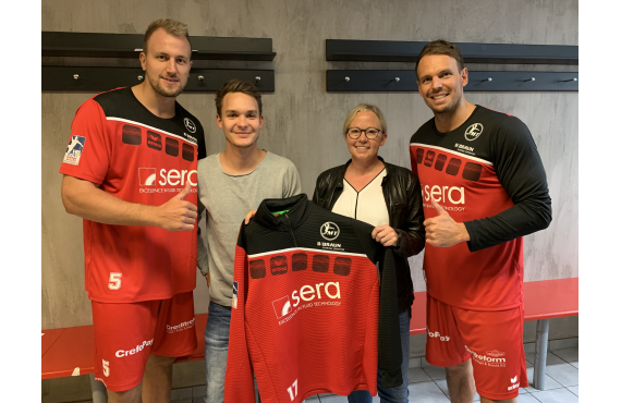 Spieler MT Melsungen mit seranern Vorstellung Aufwärmtrikot
