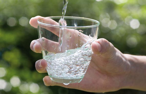 Trinkwasser wird in Glas gefüllt